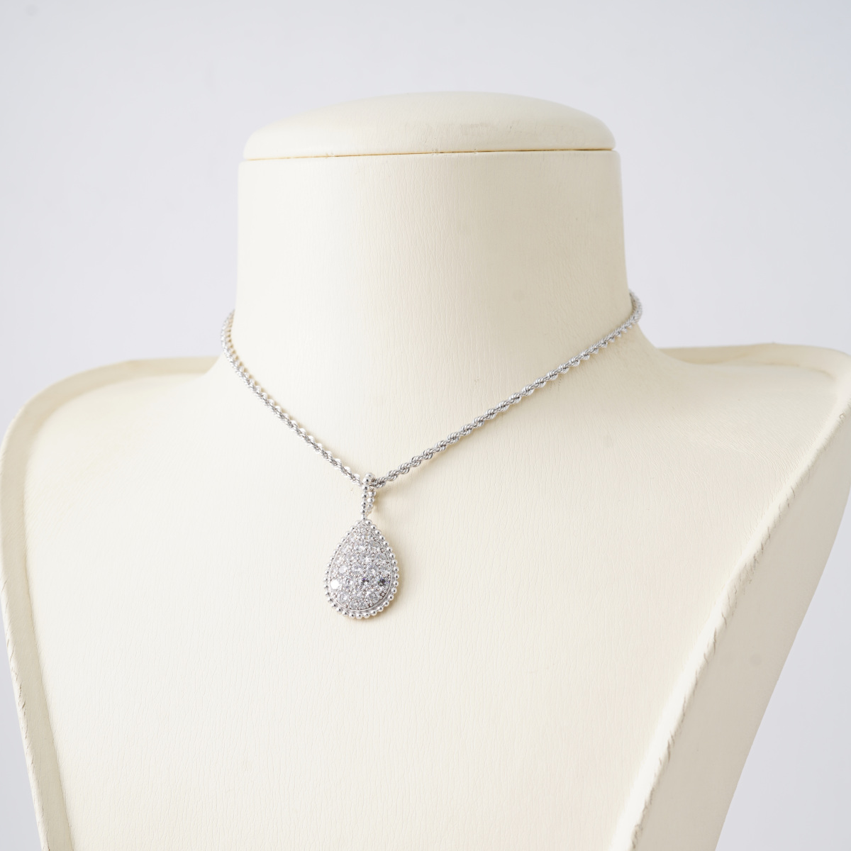 NK951 عقد ماريا (ابيض "فضّي")